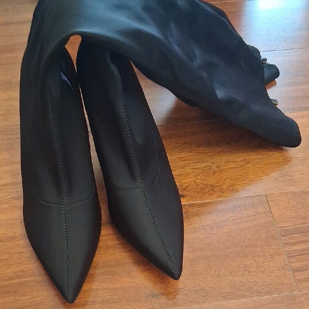 Sleek Black Heeled Boots for Women